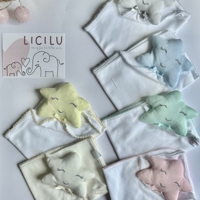 Fraldas brancas com bordas coloridas e almofadas em forma de estrela pastel, cartão 