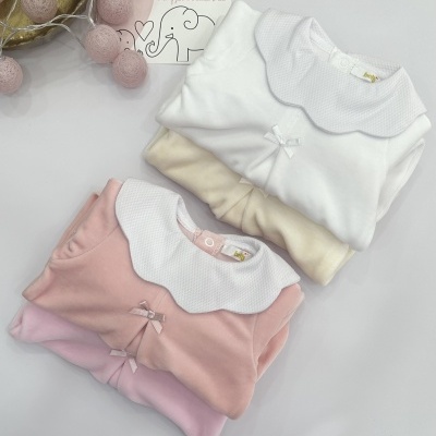 Três conjuntos de roupa de bebé em algodão com gola branca texturizada e lacinho decorativo