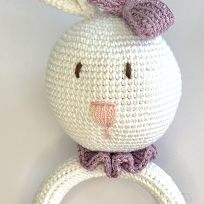 Brinquedo de bebé coelho em croché branco e lilás com anel de madeira