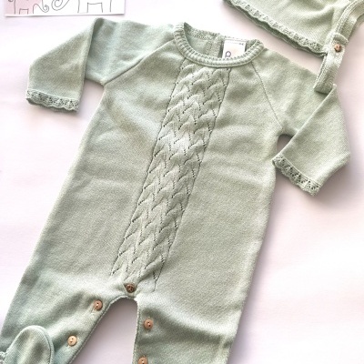 Conjunto bebé verde claro em malha com padrão trançado e botões de madeira