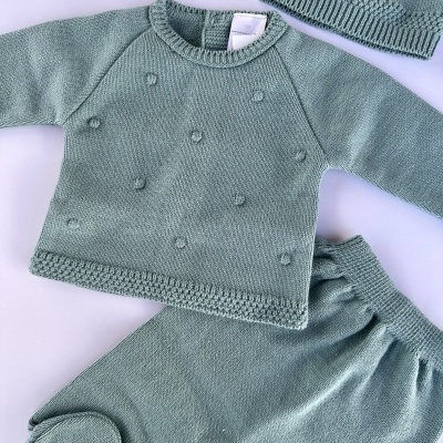 conjunto de bebé verde-água em malha com camisola, calças e gorro