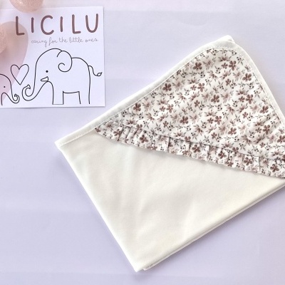 Toalha de banho de bebé branca com capuz floral e cartão LICILU com elefantes