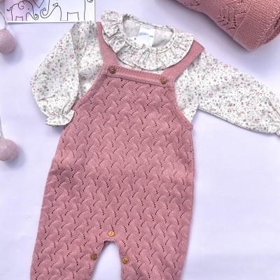 Macacão rosa de malha com blusa floral e manta rosa sobre fundo branco com cartão LICILU