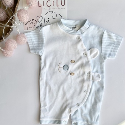 Macacão curto para bebé branco e cinza com carinha de coelho bordada e botões de pressão