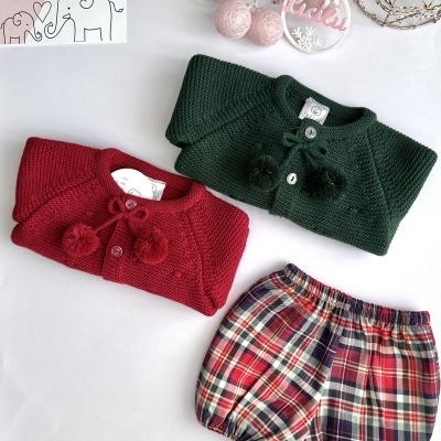 Conjunto de roupa para bebé com dois casacos de malha e calças às riscas.