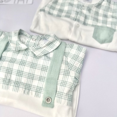 Peças de roupa de bebé com padrão xadrez verde e branco