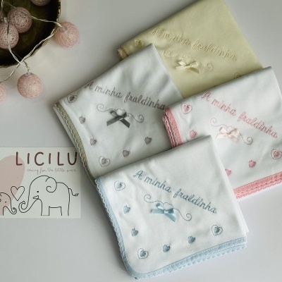 Toalhas de bebé bordadas coloridas com laços e corações, junto a luzes e cartão