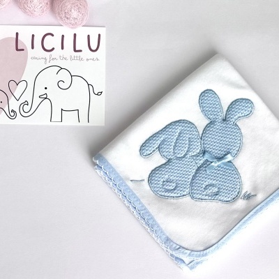 Manta branca de bebé com bordado de coelhinhos azuis e cartão LICILU com elefantes