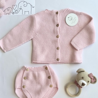 Conjunto rosa de bebé em malha com camisola e cueiro, móbil de ursinho de croché e cartão LICILU