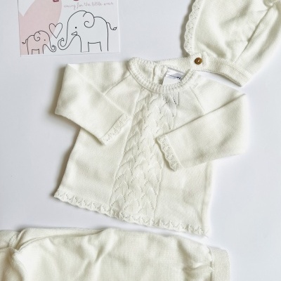 Conjunto de roupa de bebé em malha branca com casaco, calças e capucho