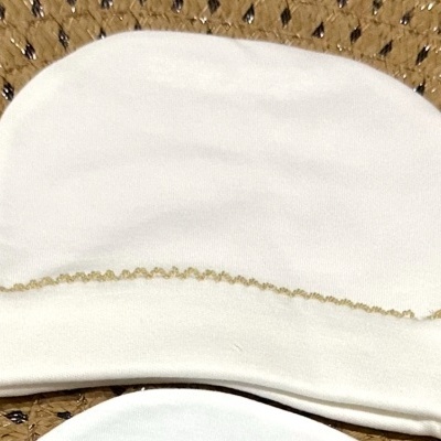 Gorro branco para bebé com bordado dourado