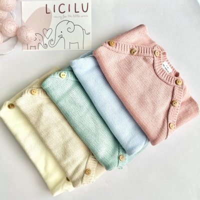 Camisolas de bebé de malha em várias cores com botões em madeira