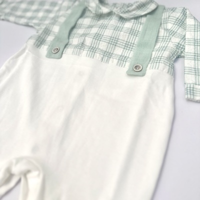 Macacão de bebê xadrez verde e branco com calças brancas e alças verdes