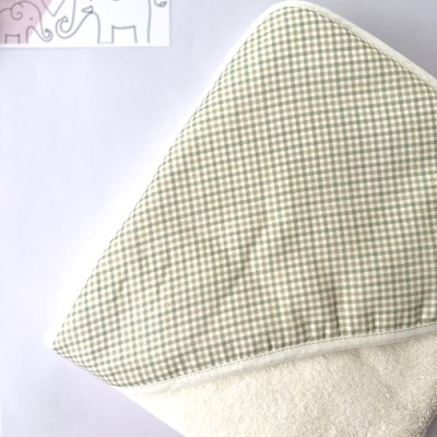Toalha com capuz xadrez verde claro e branco para bebé com fundo branco e cartão com elefantes.