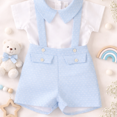 Conjunto de bebé azul e branco com alças e acessórios em fundo branco