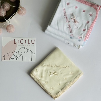Dois panos de bebê bordados e cartão LICILU com elefantes em fundo branco
