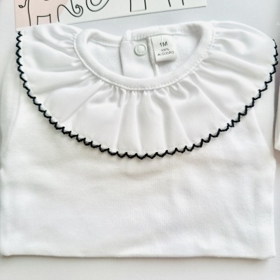 Camisola branca para bebé com gola frouxa e borda preta ondulada