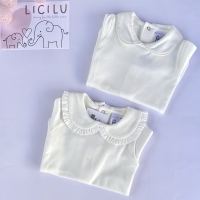 Dois bodies brancos de bebé com golas diferentes e cartão com texto LICILU e desenhos de elefantes