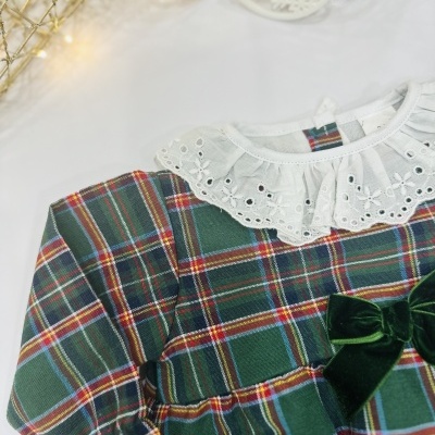 Vestido infantil xadrez verde com gola branca bordada e laço verde