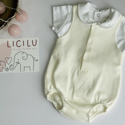 Body bebé branco com mousse bege e golinha branca ao lado cartão LÍCILU