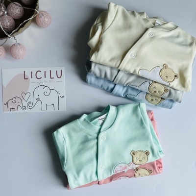 Conjunto de quatro bodies de bebé com ursinhos bordados e cartão LICILU