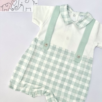 Macacão curto para bebé branco com padrão xadrez verde claro, tiras e gola, sobre fundo branco e cartão com elefantes.