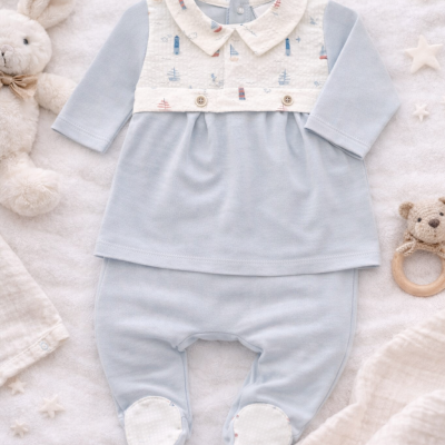Conjunto de bebé azul claro com estampa de barcos e faróis e gola branca
