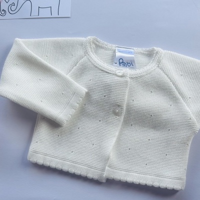 Casaco branco de malha para bebé com botões e pequenos pontos em relevo