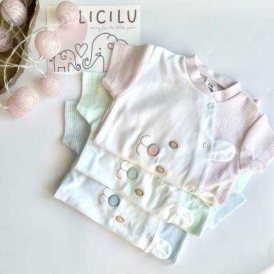 Bodies para bebé em algodão com riscas e padrões bordados de coelhos em cores pastel