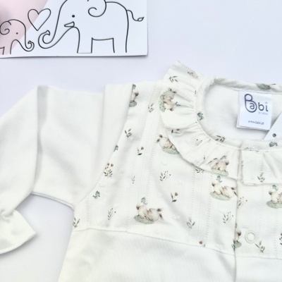 Macacão branco de bebé com estampa de coelhos e gola franzida