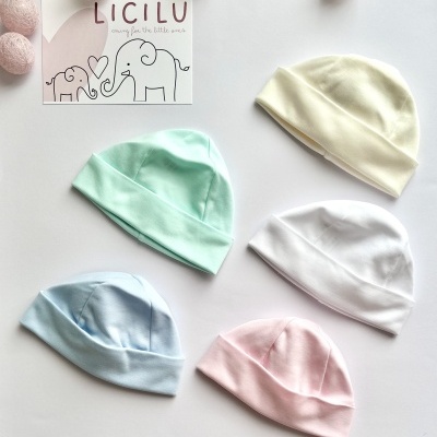 Cinco gorros de bebé coloridos em algodão sobre fundo branco com cartão LICILU e desenho de elefantes