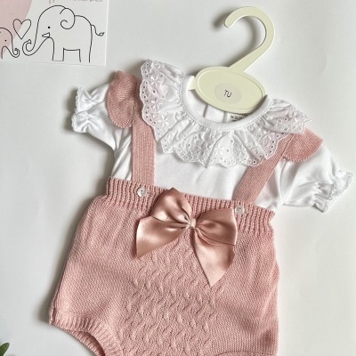Conjunto de bebé branco com gola bordada e body rosa de malha com laço satin