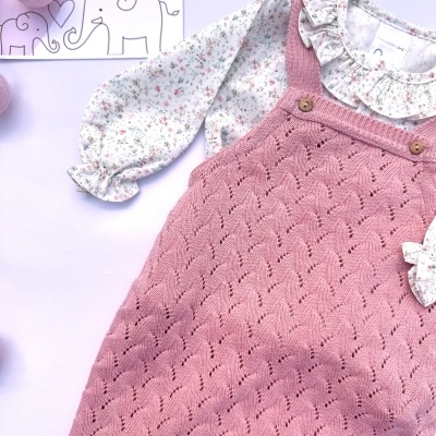 Conjunto bebé com body florido e jardineira rosa de malha
