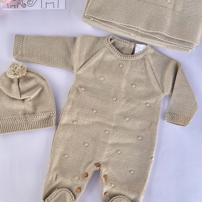 Conjunto de bebé bege em malha com macacão, gorro com pompom e manta