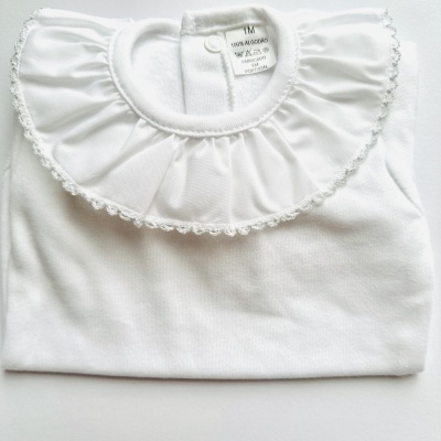 Camisola branca de algodão com gola folhos e etiqueta tamanho M