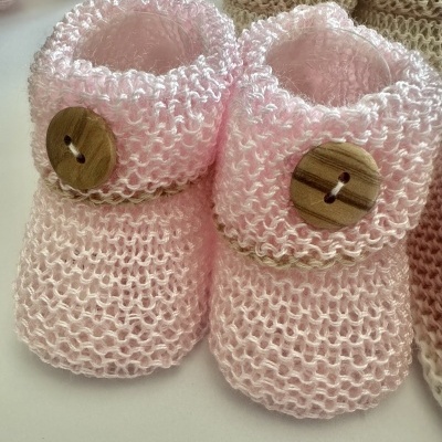 Pantufas infantis rosa tricotadas com botões de madeira