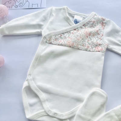 Body de bebé branco com detalhe floral e botões de pressão