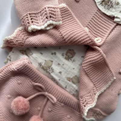Conjunto de roupa de bebé em malha rosa clara com detalhes e blusa com padrão de ursos