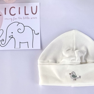 Boné branco para bebé com bordado de passarinho e cartão com elefantes e texto LICILU