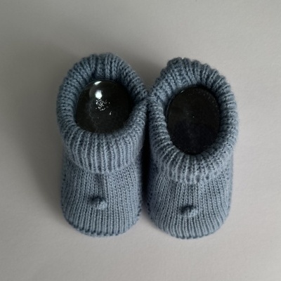 Sapatinhos de bebé em malha azul clara com suportes internos pretos