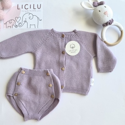 Conjunto de bebé em malha lavanda com casaco, peúga e chocalho de coelho em croché