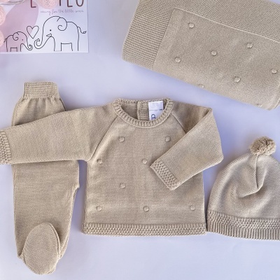 Conjunto de roupa de bebé bege em malha com camisola, calças, gorro e manta
