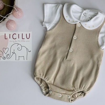 Body de bebé com gola branca e casaco vermelho em croché sobre fundo branco com cartão LICILU