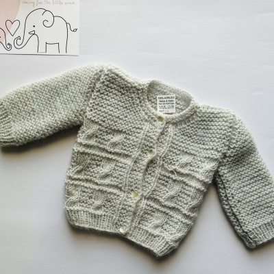 Casaco de malha cinzento claro para bebé com botões