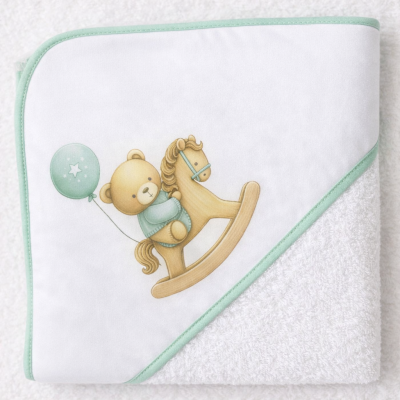 Toalha de bebé branca com rebordo verde água e estampa de ursinho e cavalo de baloiço