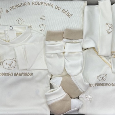 Conjunto de roupas de bebé creme e bege com ursinhos bordados e textos em português