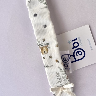 Prendedor de chupeta em tecido branco com padrão de pequenos animais e folhagens