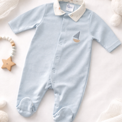 Macacão de bebé azul claro com bordado e gola branca sobre fundo branco