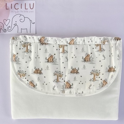 Fralda branca para bebé com padrão de esquilos e árvores castanhos