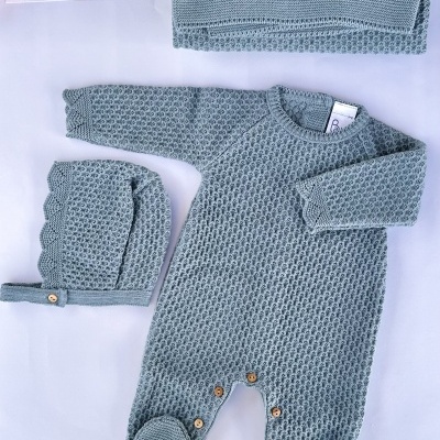 Conjunto de bebé azul em malha com macacão, gorro e manta